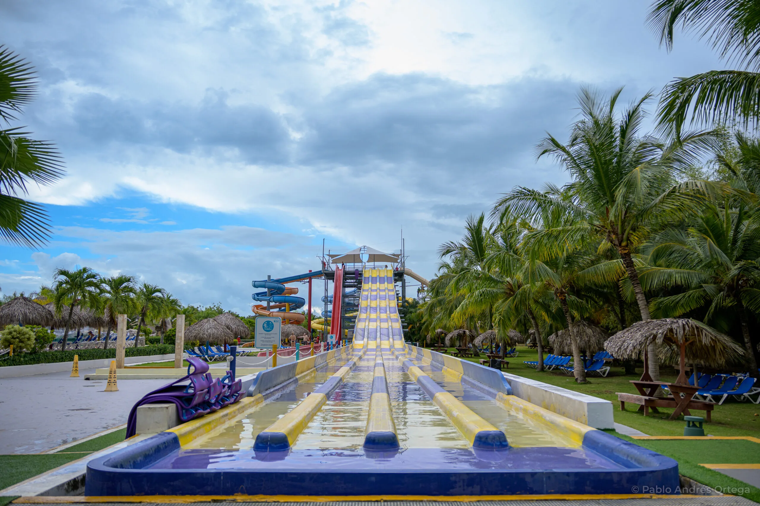 Toboganes de agua en parque acuático Aquagames