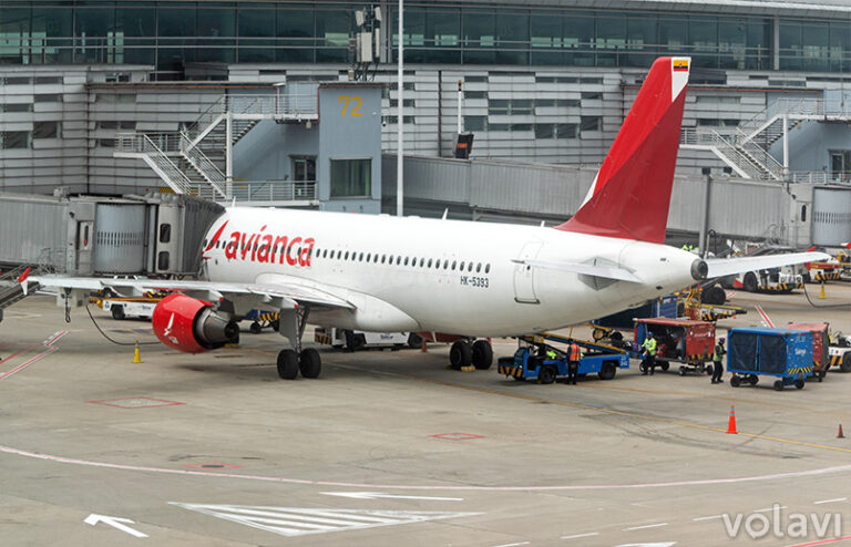 Airbus A320 de Avianca (HK-5393), en el terminal nacional del Aeropuerto El Dorado de Bogotá.