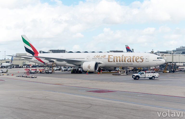 Boeing 777-300 de Emirates en el Aeropuerto Internacional de Miami antes de salir para Bogotá.