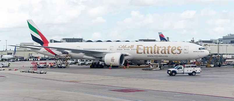 Boeing 777-300 de Emirates en el Aeropuerto Internacional de Miami antes de salir para Bogotá.