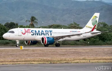 Airbus A320neo de JetSmart Colombia despegando de Santa Marta.