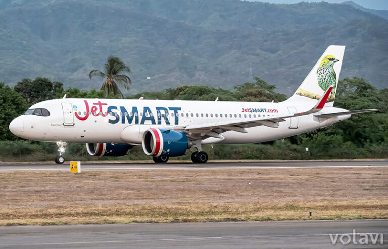 Airbus A320neo de JetSmart Colombia despegando de Santa Marta.