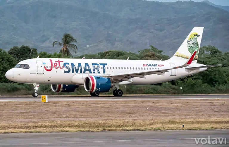 Airbus A320neo de JetSmart Colombia despegando de Santa Marta.