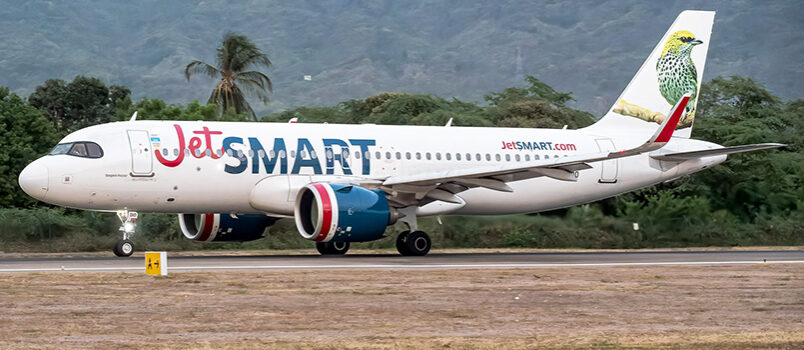 Airbus A320neo de JetSmart Colombia despegando de Santa Marta.
