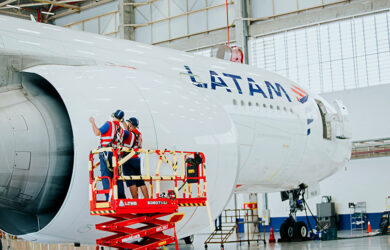 Instalación de "AeroShark" en un Boeing 777-300ER de LATAM Airlines.