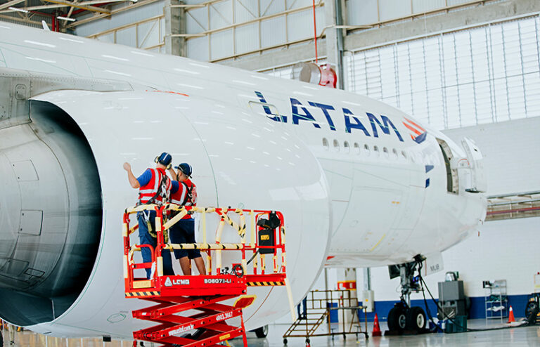 Instalación de "AeroShark" en un Boeing 777-300ER de LATAM Airlines.