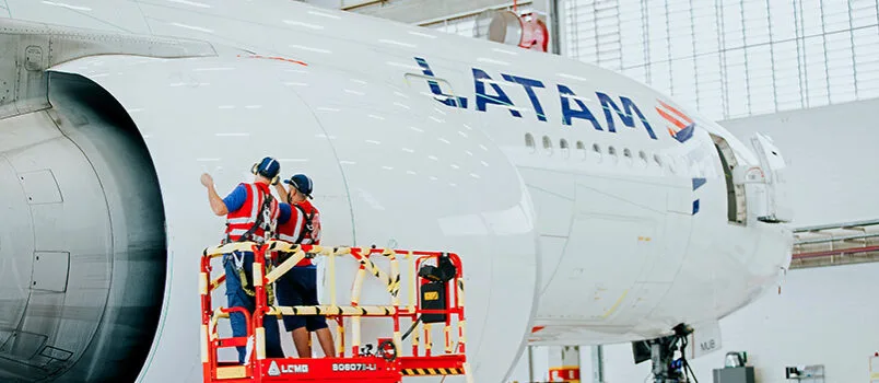 Instalación de "AeroShark" en un Boeing 777-300ER de LATAM Airlines.