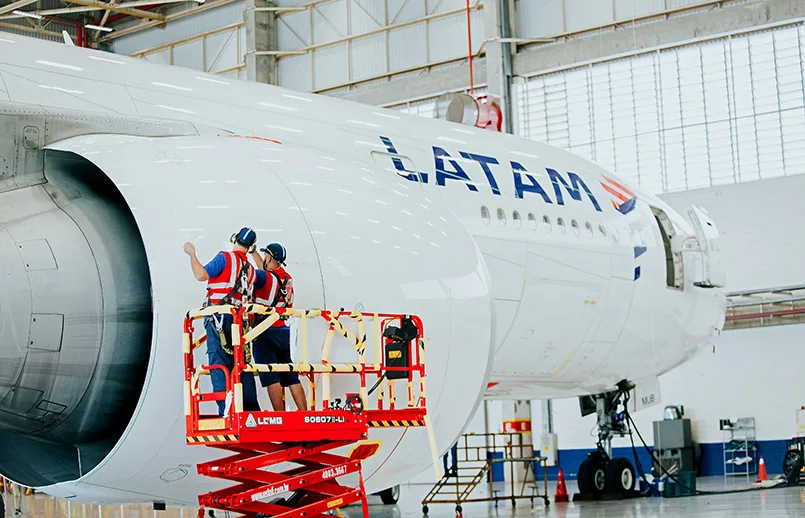 Instalación de "AeroShark" en un Boeing 777-300ER de LATAM Airlines.