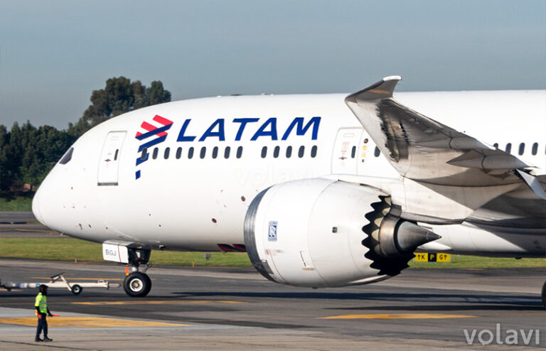 Boeing 787-9 de LATAM Airlines en el Aeropuerto El Dorado de Bogotá.