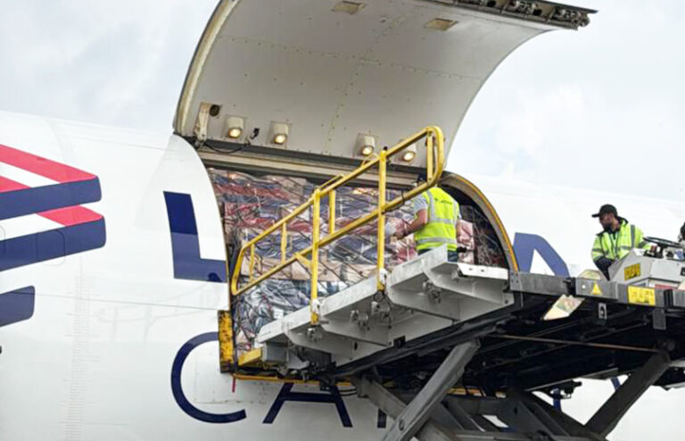 Carga de flores a un Boeing 767 de LATAM Cargo por el Día de Madres 2026.