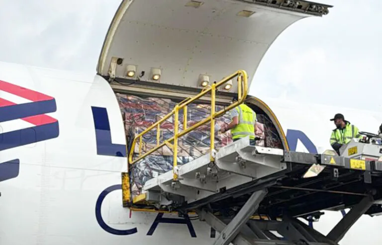 Carga de flores a un Boeing 767 de LATAM Cargo por el Día de Madres 2026.