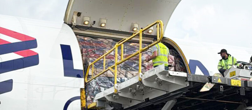 Carga de flores a un Boeing 767 de LATAM Cargo por el Día de Madres 2026.