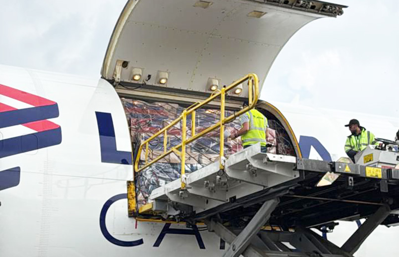 Carga de flores a un Boeing 767 de LATAM Cargo por el Día de Madres 2026.