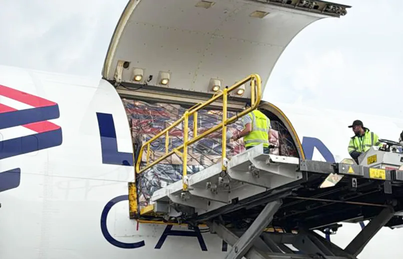 Carga de flores a un Boeing 767 de LATAM Cargo por el Día de Madres 2026.