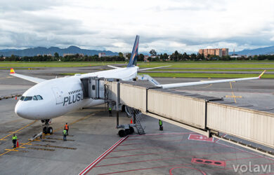 Airbus A330 de Plus Ultra estacionado en la terminal internacional del Aeropuerto Eldorado de Bogotá.