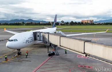 Airbus A330 de Plus Ultra estacionado en la terminal internacional del Aeropuerto Eldorado de Bogotá.