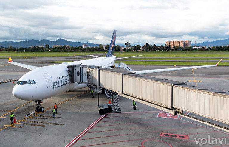Airbus A330 de Plus Ultra estacionado en la terminal internacional del Aeropuerto Eldorado de Bogotá.