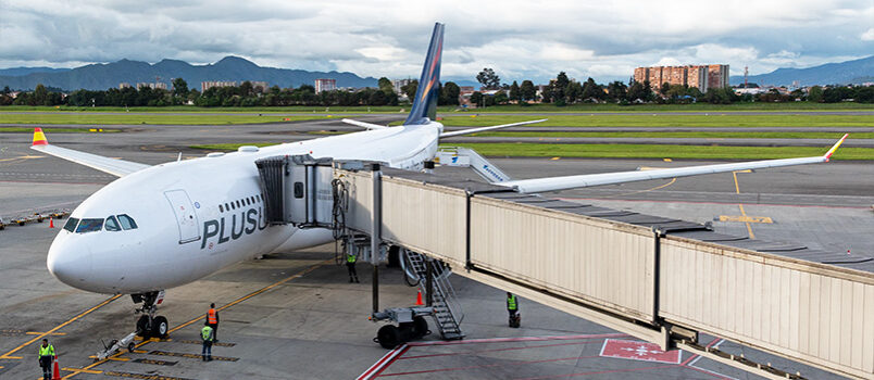Airbus A330 de Plus Ultra estacionado en la terminal internacional del Aeropuerto Eldorado de Bogotá.