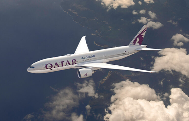 Boeing 777-200 de Qatar Airways en vuelo.