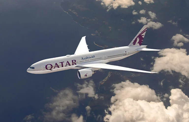Boeing 777-200 de Qatar Airways en vuelo.