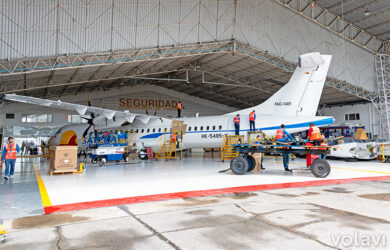 Hangar de Satena en el Aeropuerto El Dorado de Bogotá con un ATR 72-600 en alistamiento.