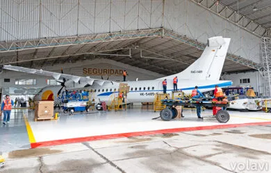 Hangar de Satena en el Aeropuerto El Dorado de Bogotá con un ATR 72-600 en alistamiento.