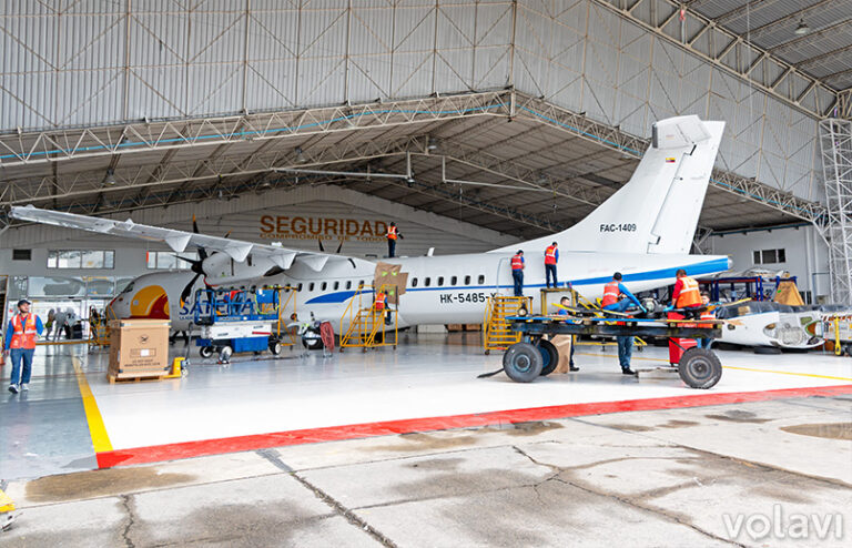 Hangar de Satena en el Aeropuerto El Dorado de Bogotá con un ATR 72-600 en alistamiento.