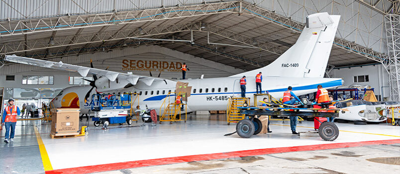 Satena recibe nuevos aviones y fortalece su hangar de mantenimiento Hangar de Satena en el Aeropuerto El Dorado de Bogotá con un ATR 72-600 en alistamiento.