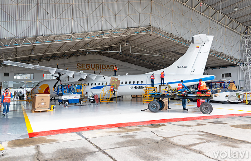 Hangar de Satena en el Aeropuerto El Dorado de Bogotá con un ATR 72-600 en alistamiento.