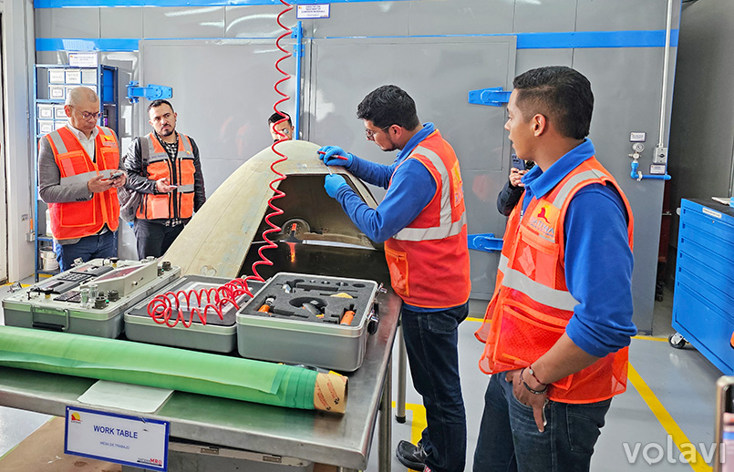 Revisión y reparación del radomo (nariz) de un avión en el taller de Satena en Bogotá.