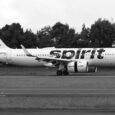 Airbus A320neo de Spirit Airlines aterrizando en Bogotá. Foto en blanco y negro por su cese de operaciones.