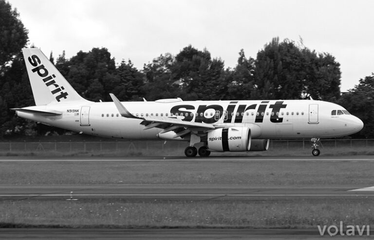 Airbus A320neo de Spirit Airlines aterrizando en Bogotá. Foto en blanco y negro por su cese de operaciones.
