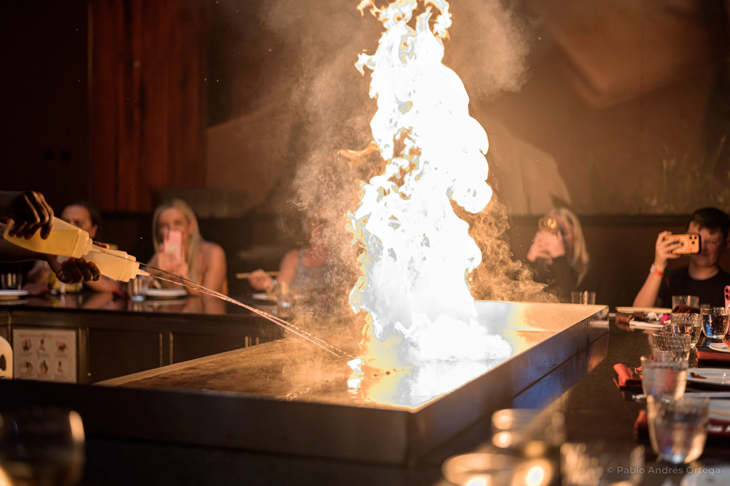Teppanyaki con plancha caliente y fuego