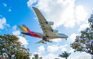 Airbus A380 de Asiana Arilines aterrizando en el Aeropuerto Internacional de Los Ángeles (LAX).