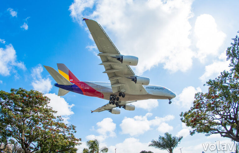 Airbus A380 de Asiana Arilines aterrizando en el Aeropuerto Internacional de Los Ángeles (LAX).