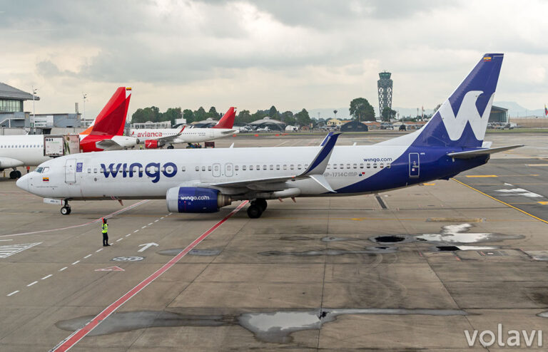 Aviones de Wingo y LATAM en la terminal nacional del Aeropuerto El Dorado de Bogotá.