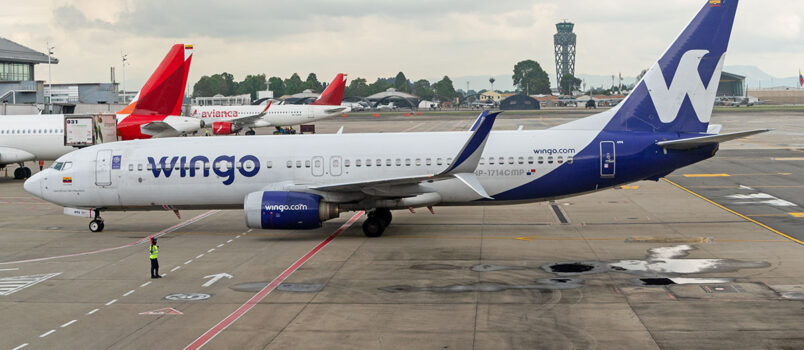 Aviones de Wingo y LATAM en la terminal nacional del Aeropuerto El Dorado de Bogotá.