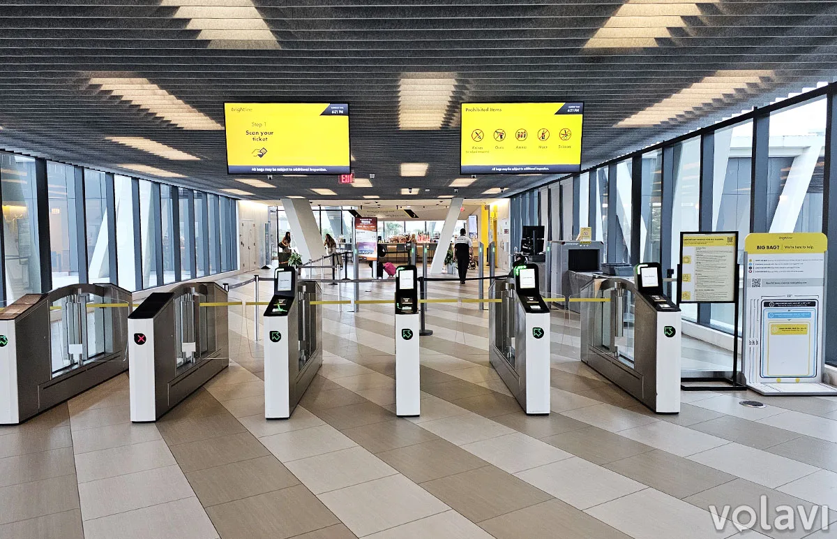Zona de ingreso a seguridad de Brightline en la estación de Fort Lauderdale. Zona de ingreso a seguridad de Brightline en la estación de Fort Lauderdale.