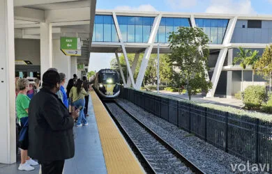 Llegada del tren de Brightline a la estación de Fort Lauderdale.