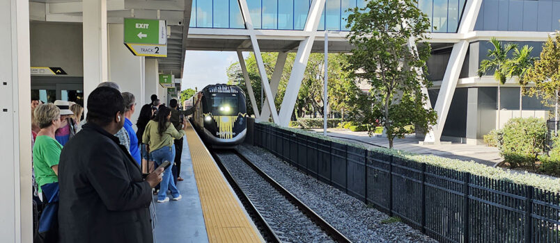 Probamos Brightline: así es viajar en tren entre Orlando y el sur de Florida Llegada del tren de Brightline a la estación de Fort Lauderdale.