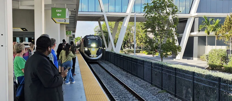 Probamos Brightline: así es viajar en tren entre Orlando y el sur de Florida Llegada del tren de Brightline a la estación de Fort Lauderdale.