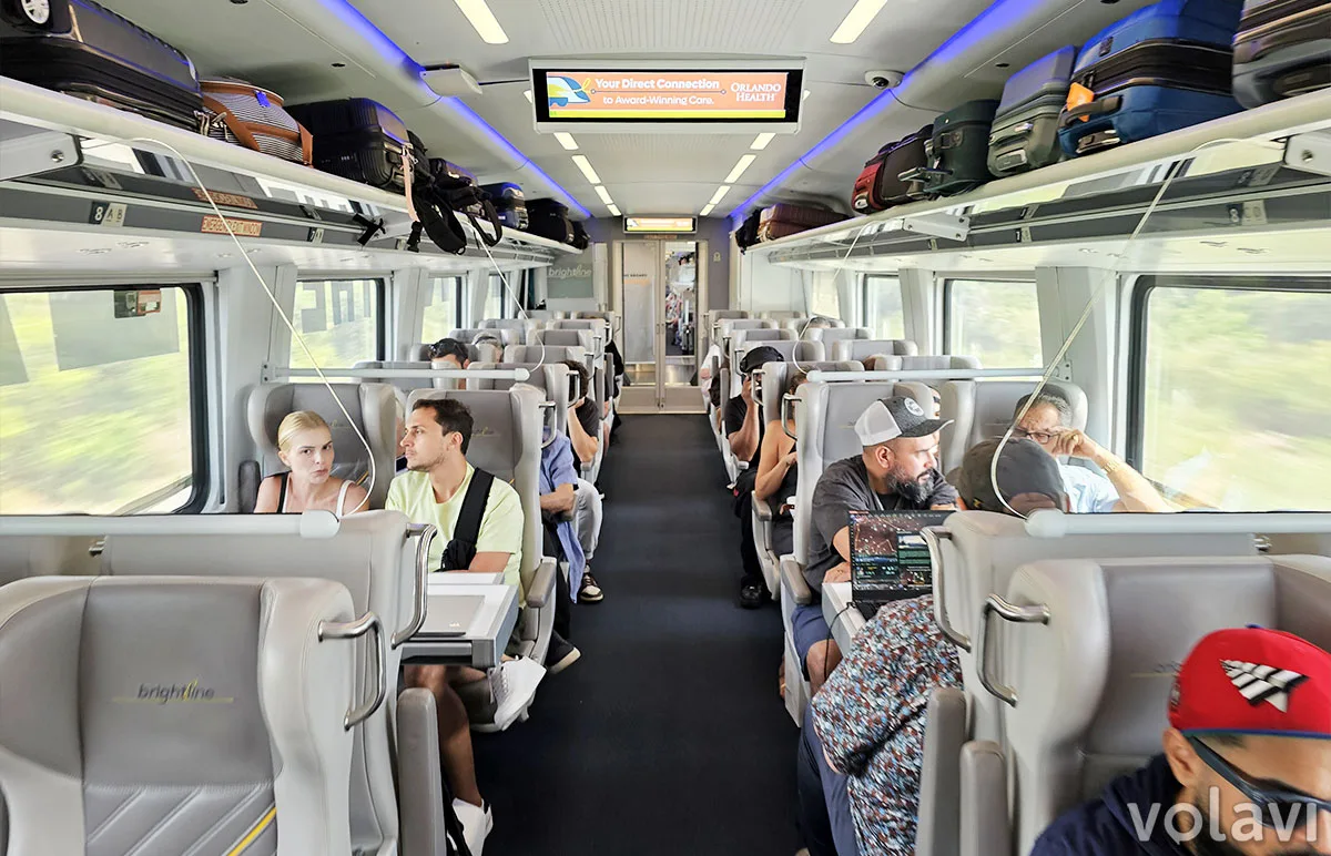 Vista del interior del vagón del tren de Brightline, viajando entre Fort Lauderdale y Orlando. Vista del interior del vagón del tren de Brightline, viajando entre Fort Lauderdale y Orlando.