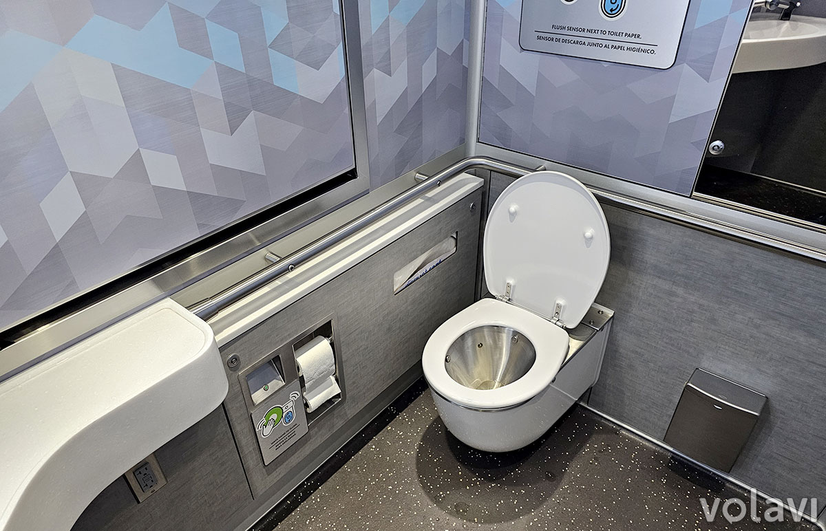 Los baños de los vagones de Brightline son muy amplios y mantienen limpios, cuentan con facilidades para personas con movilidad reducida. Los baños de los vagones de Brightline son muy amplios y mantienen limpios, cuentan con facilidades para personas con movilidad reducida.