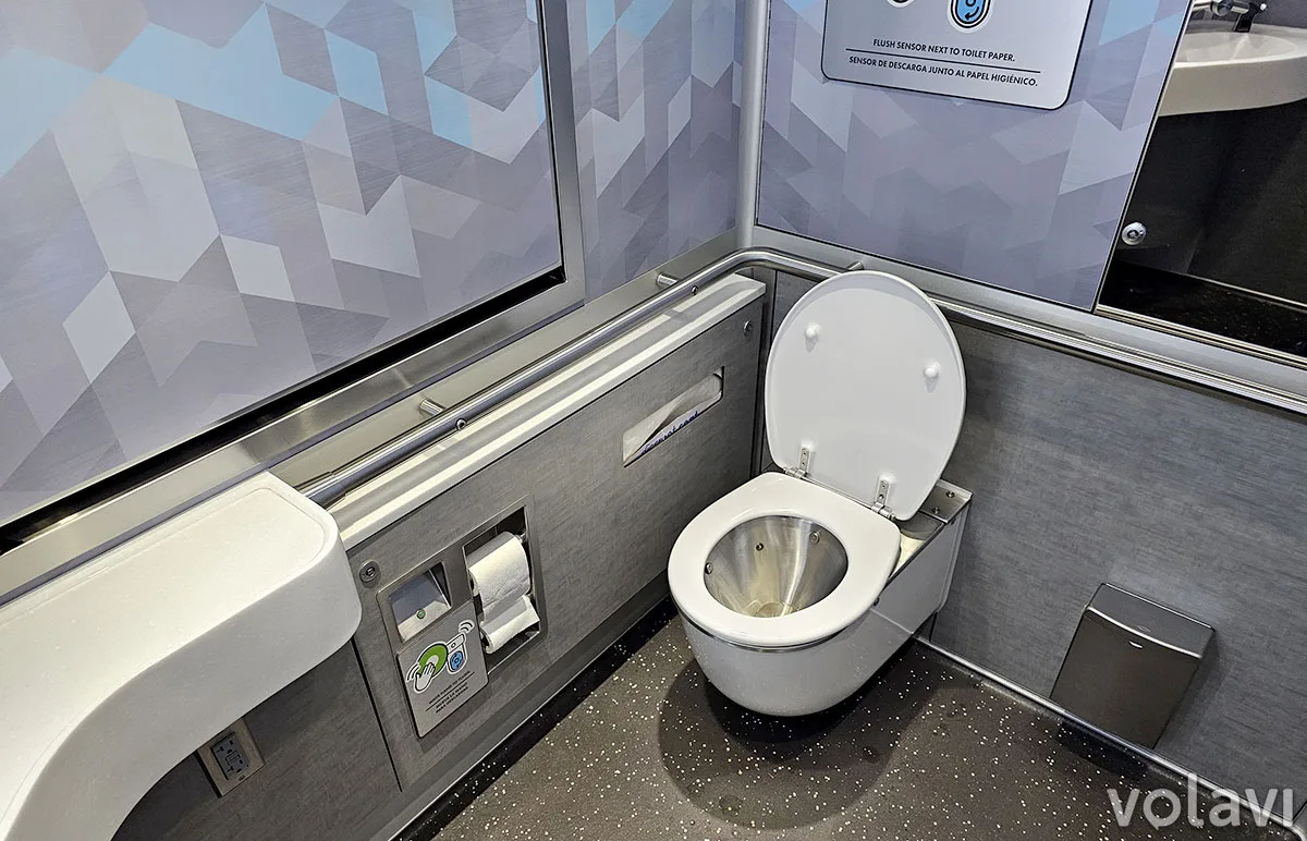 Los baños de los vagones de Brightline son muy amplios y mantienen limpios, cuentan con facilidades para personas con movilidad reducida. Los baños de los vagones de Brightline son muy amplios y mantienen limpios, cuentan con facilidades para personas con movilidad reducida.