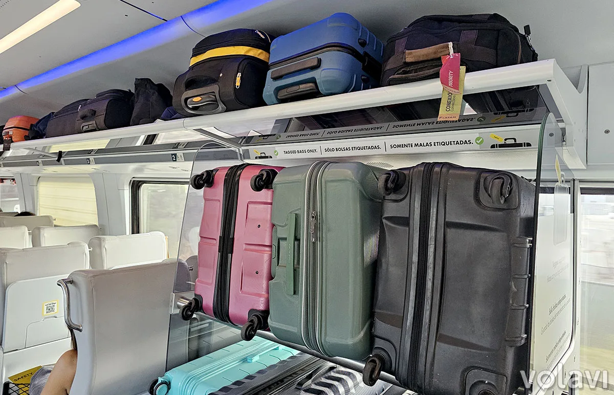 Sección de equipaje en el vagón del tren de Brightline, viajando entre Orlando y Fort Lauderdale. Sección de equipaje en el vagón del tren de Brightline, viajando entre Orlando y Fort Lauderdale.