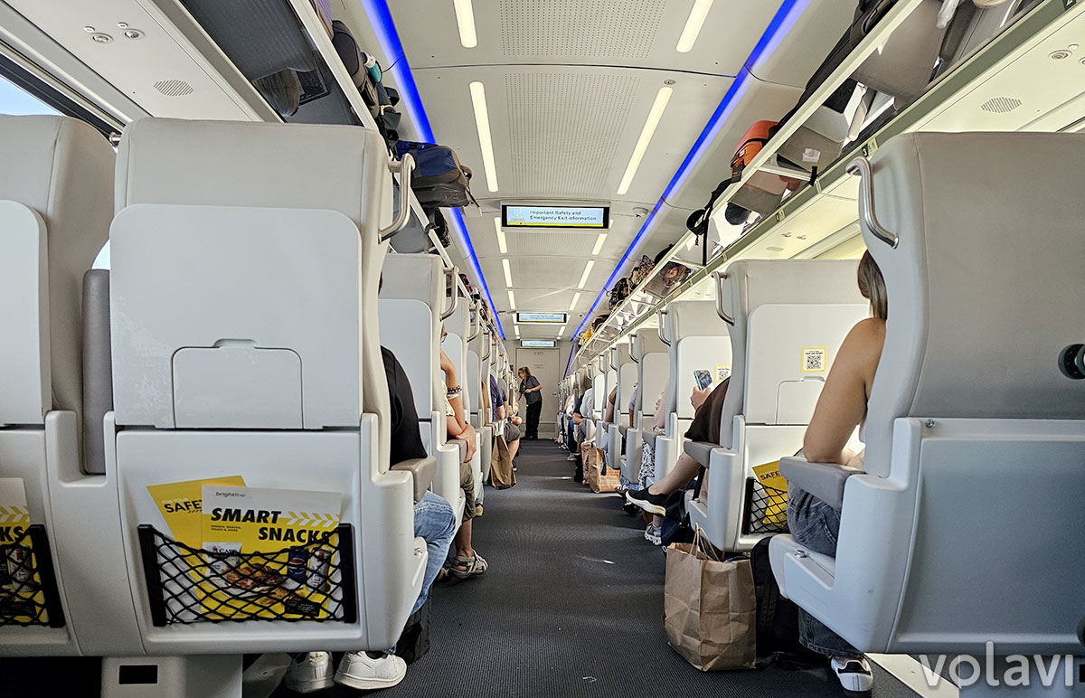 Vista al interior del vagón de un tren de Brightline entre Orlando y Fort Lauderdale. Vista al interior del vagón de un tren de Brightline entre Orlando y Fort Lauderdale.
