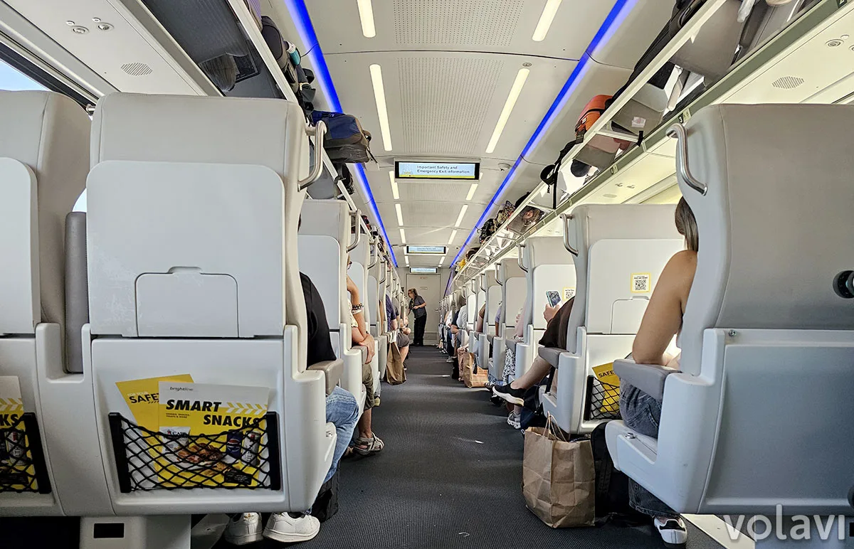 Vista al interior del vagón de un tren de Brightline entre Orlando y Fort Lauderdale. Vista al interior del vagón de un tren de Brightline entre Orlando y Fort Lauderdale.