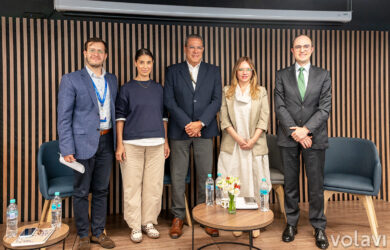 De izq. a der. Camilo Sáchica, jefe legal de LATAM Colombia; María Lara, gerente de Asuntos Corporativos de LATAM Colombia; Víctor Sánchez Messier, director de Experiencia de OPAIN; Vanessa Martínez, superintendente delegada para la Protección de Usuarios de la Superintendencia de Transporte; José Ignacio Arboleda, socio de García Arboleda Abogados.
