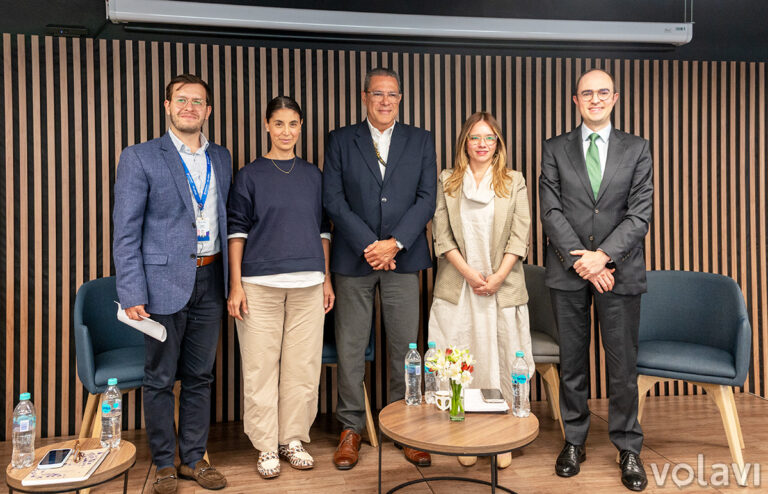 De izq. a der. Camilo Sáchica, jefe legal de LATAM Colombia; María Lara, gerente de Asuntos Corporativos de LATAM Colombia; Víctor Sánchez Messier, director de Experiencia de OPAIN; Vanessa Martínez, superintendente delegada para la Protección de Usuarios de la Superintendencia de Transporte; José Ignacio Arboleda, socio de García Arboleda Abogados.