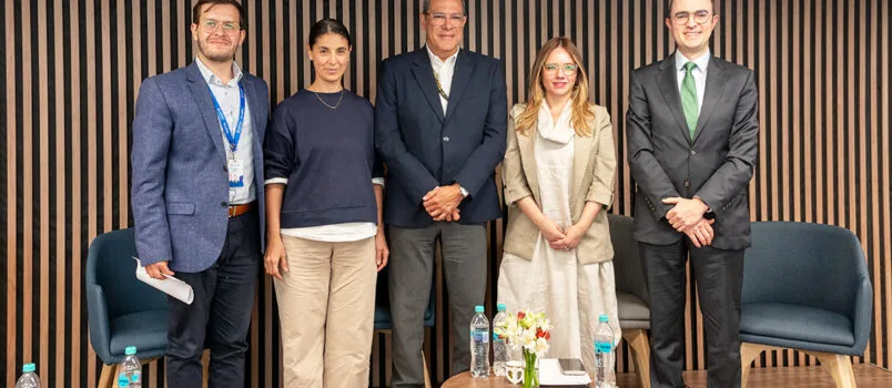 De izq. a der. Camilo Sáchica, jefe legal de LATAM Colombia; María Lara, gerente de Asuntos Corporativos de LATAM Colombia; Víctor Sánchez Messier, director de Experiencia de OPAIN; Vanessa Martínez, superintendente delegada para la Protección de Usuarios de la Superintendencia de Transporte; José Ignacio Arboleda, socio de García Arboleda Abogados.
